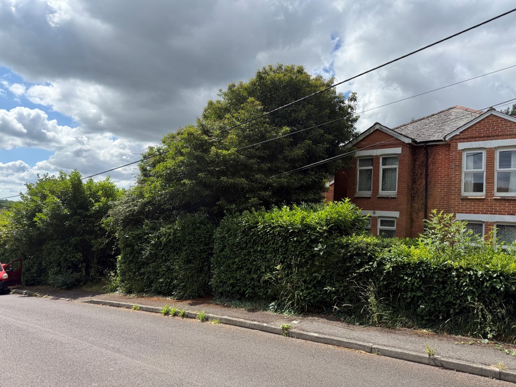 Lot: 169 - HOUSE FOR IMPROVEMENT - Front view of the building from the main road
